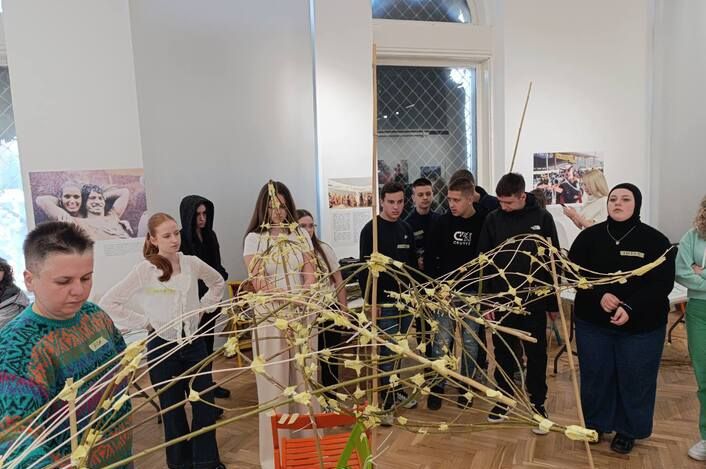 Danas su naši učenici posjetili Umjetničku galeriju BiH i učestvovali u značajnim radionicama. 4