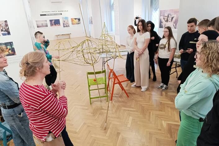 Danas su naši učenici posjetili Umjetničku galeriju BiH i učestvovali u značajnim radionicama. 8