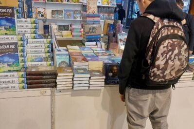 Posjeta Sajmu knjiga učenika EMC u pratnji razrednice Nizame Turajlic! 4