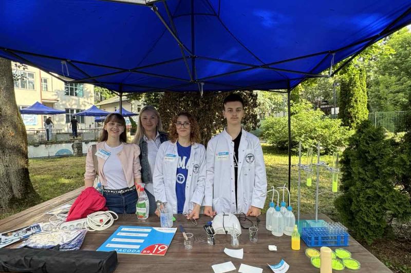 Učenici EMC-a predstavili radionicu „Koliko su vam čiste ruke?“ na Sarajevo Maker Faire 2026 1