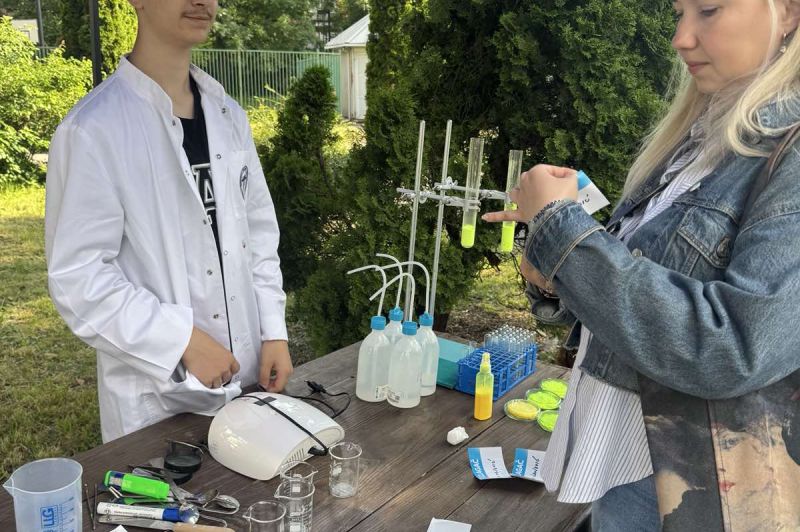 Učenici EMC-a predstavili radionicu „Koliko su vam čiste ruke?“ na Sarajevo Maker Faire 2026 10