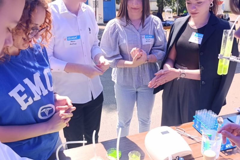 Učenici EMC-a predstavili radionicu „Koliko su vam čiste ruke?“ na Sarajevo Maker Faire 2026 9